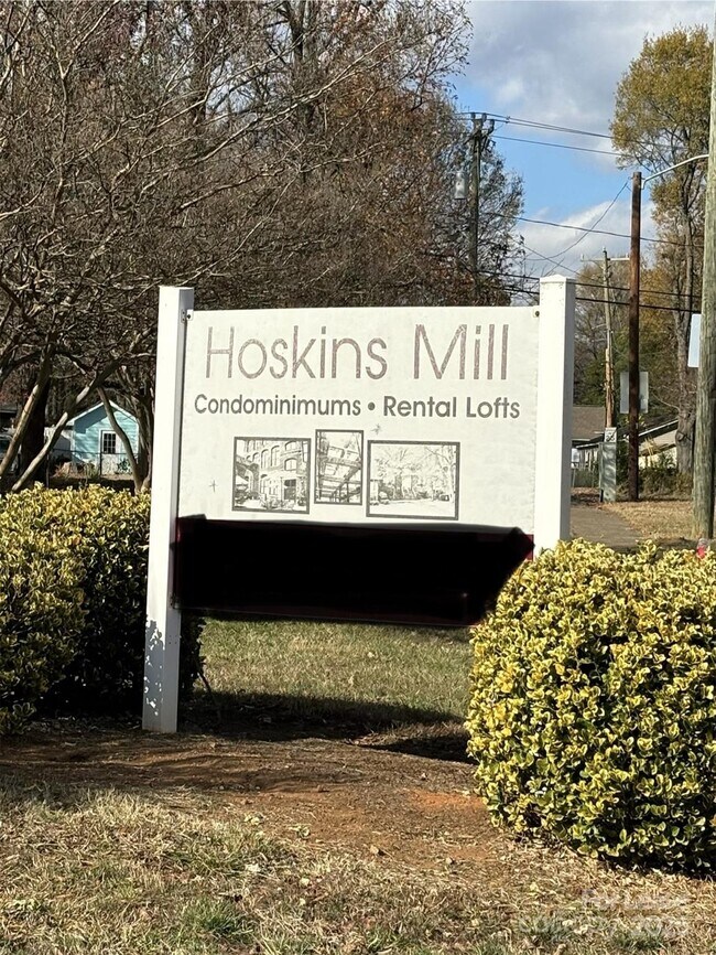 Building Photo - 201 S Hoskins Rd