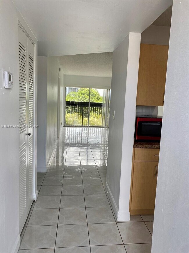 Foto del edificio - 8740 N Sherman Cir