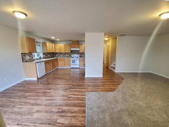 Building Photo - South Richland Townhouse