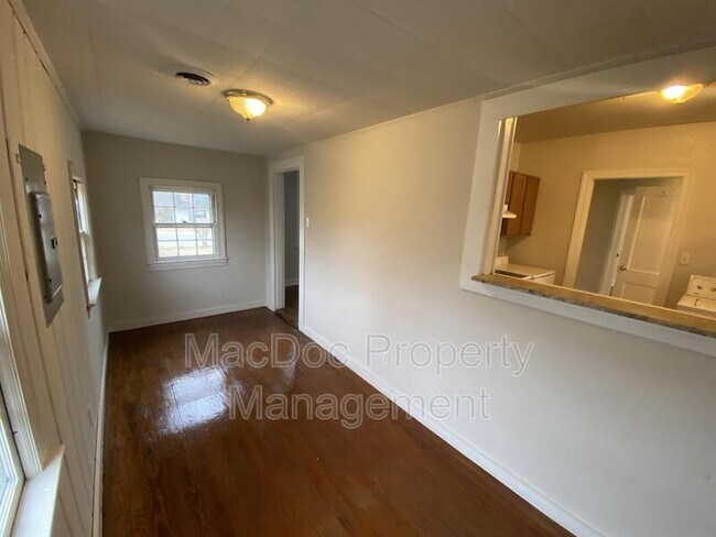 Building Photo - 2206 Hays St