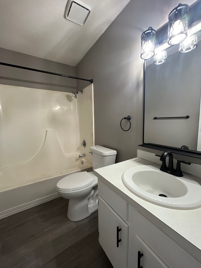 Building Photo - 5610 Salt Valley View