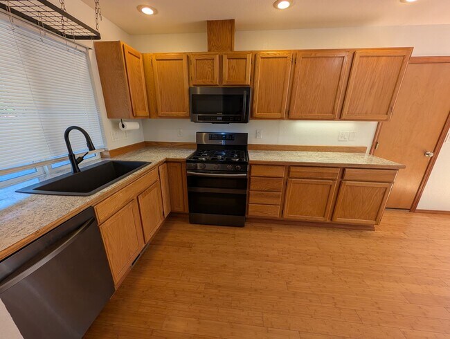 Building Photo - Well Maintained PO 3 Bedroom, HUGE FENCED ...