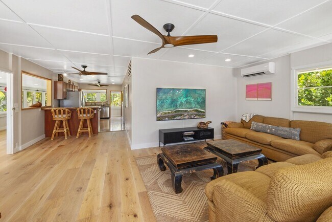 Foto del edificio - Hale Pellicano w/ Private Backyard, Hot Tub, Lush Lawn & Kawela Bay Access