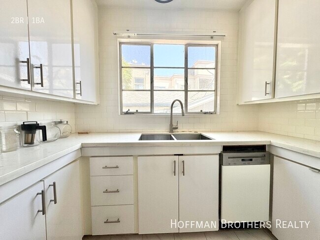 Foto del edificio - 1839 S Beverly Glen Blvd