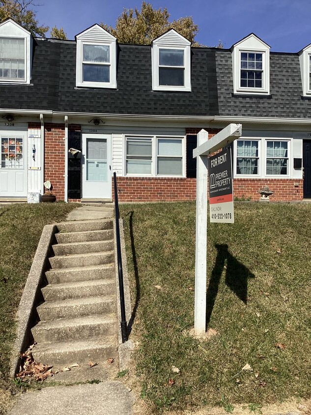 Primary Photo - Cozy 3 bedroom 1 bathroom town home locate...