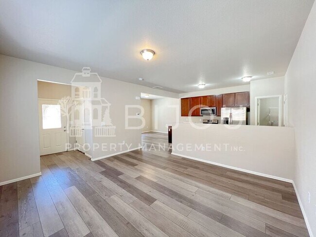 Foto del edificio - 7673 Silver Larch Pt