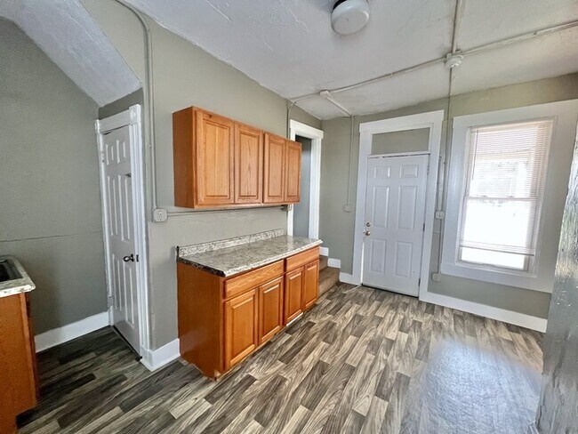 Building Photo - Nice Hamilton Rental with Yard!