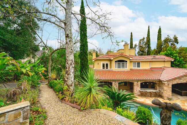 Foto del edificio - Elegant 5BR Furnished Estate with Pool & G...