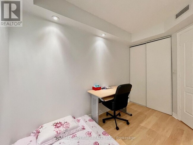 Building Photo - 38 William Carson Crescent