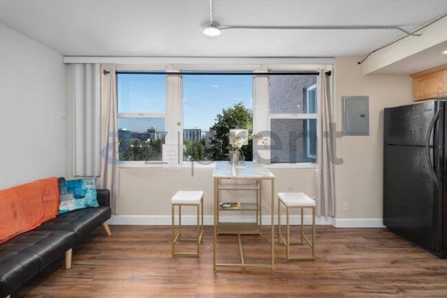 Building Photo - Unit 401