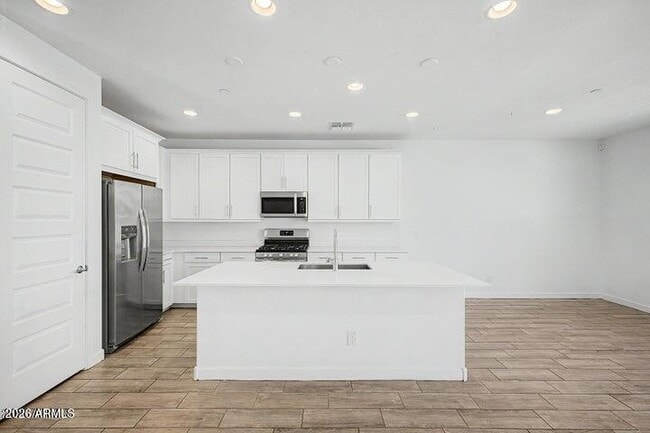 Building Photo - 670 S Owl Dr