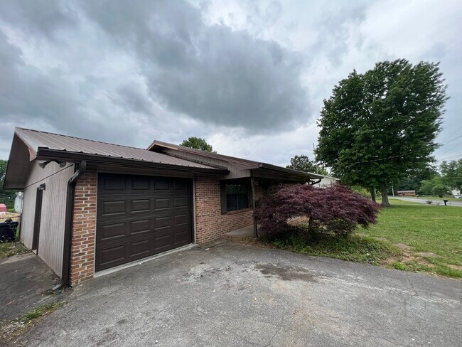 Building Photo - 701 Winston Dr