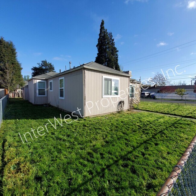 Building Photo - 3+bd 1.5 ba Single Level West Salem Home w...