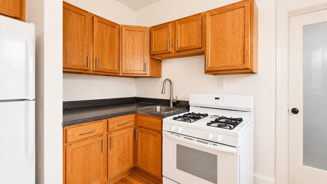 Building Photo - 3610 N Claremont Ave