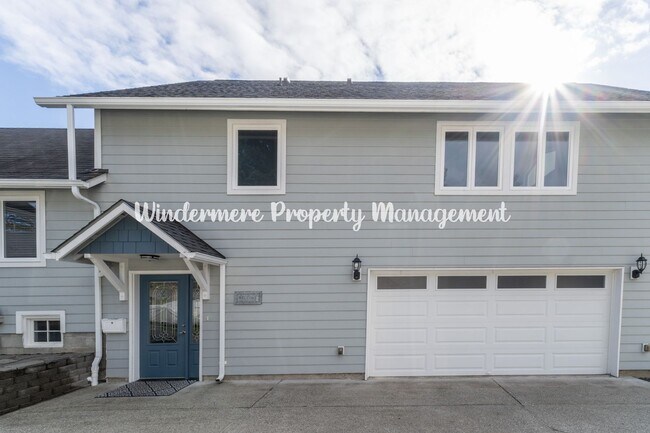 Foto del edificio - Beautifully Remodeled 2 bedroom in convenient location, private balcony, over sized garage, A/C a...