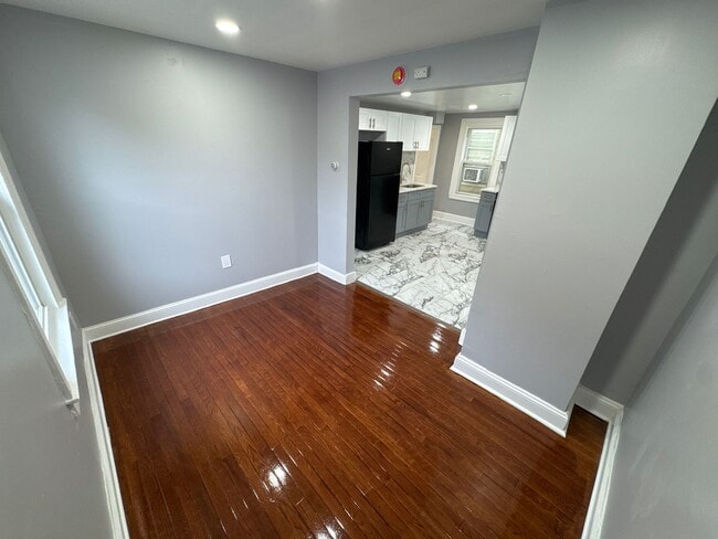 Building Photo - 15 Hallock St
