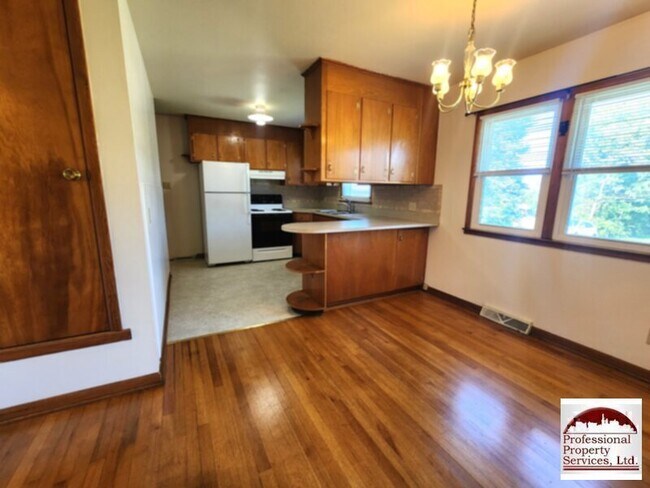 Foto del edificio - Charming brick rancher offers a perfect bl...