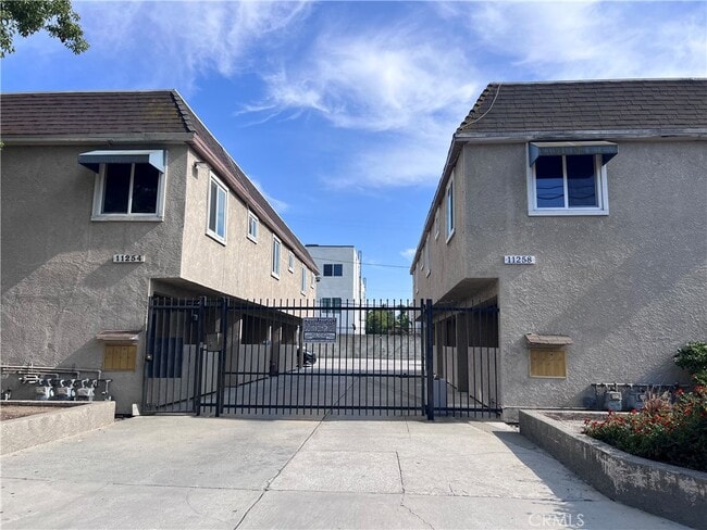 Building Photo - 11254 Oxnard St