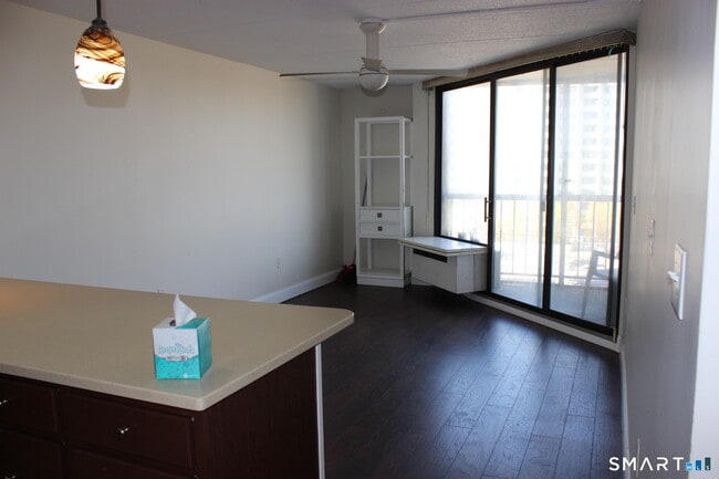 Foto del edificio - 140 Captain Thomas Blvd