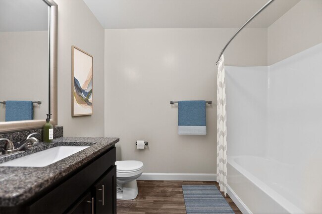 Mejora tu estilo de vida en Mansions at Delmar, una comunidad de Eagle Rock. Disfruta de baños modernos con elegantes accesorios y acabados de lujo diseñados para tu comodidad. ¿Listo para hacer de este tu nuevo hogar? ¡Contáctanos hoy para más información! - Mansions at Delmar, an Eagle Rock Community