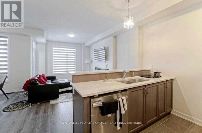 Photo du bâtiment - 590 N Service Rd