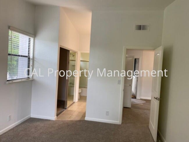 Building Photo - 2 bedroom 2 bathroom condo on North Salina...