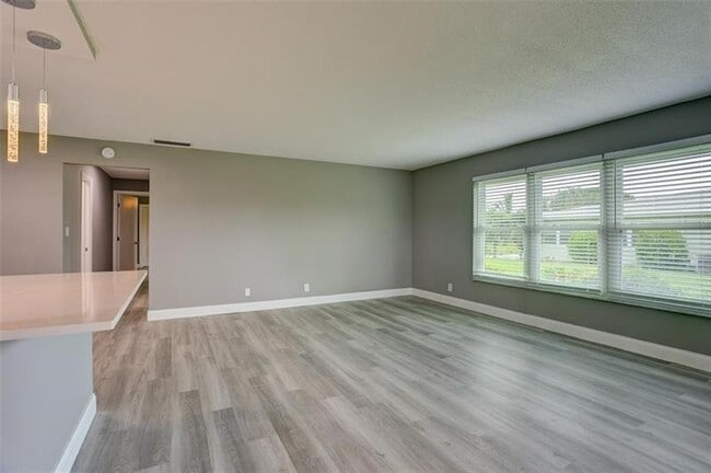 Building Photo - 185 N High Point