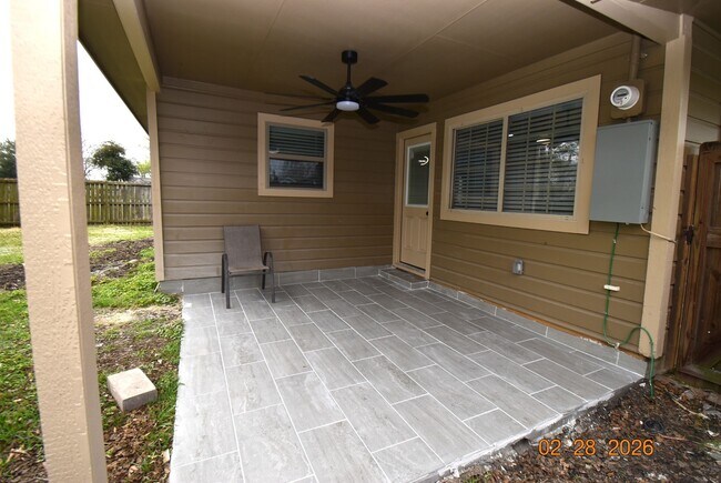 Foto del edificio - 623 Honeysuckle Dr