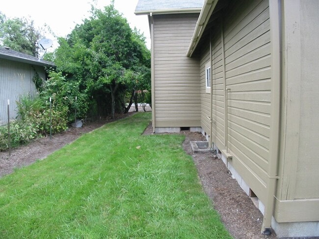 Foto del edificio - Charming 3-Bedroom Two-Story Home with Fenced Yard!