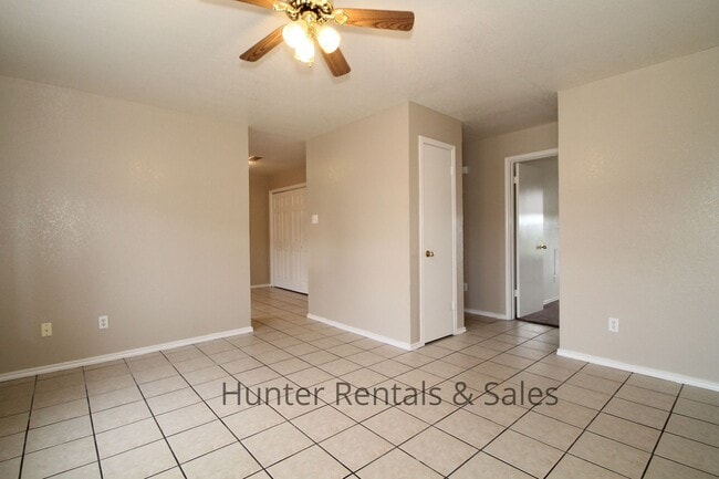 Building Photo - Spacious & Affordable Living in Northeast ...