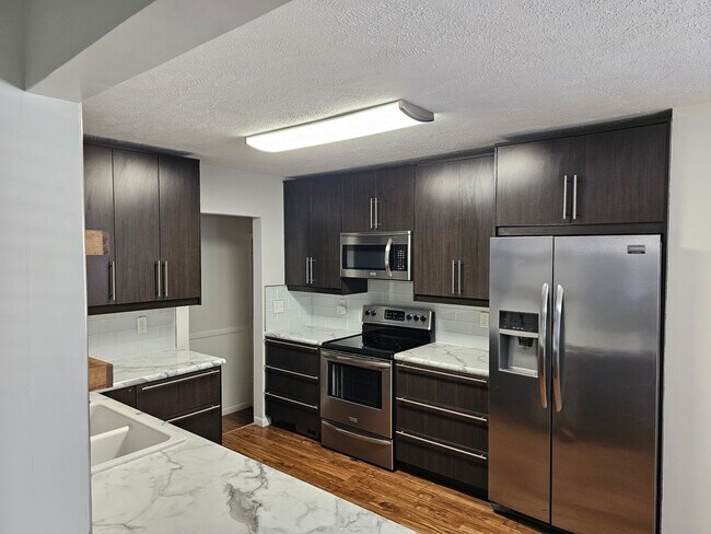 Building Photo - Stunning Ranch 4 bedroom
