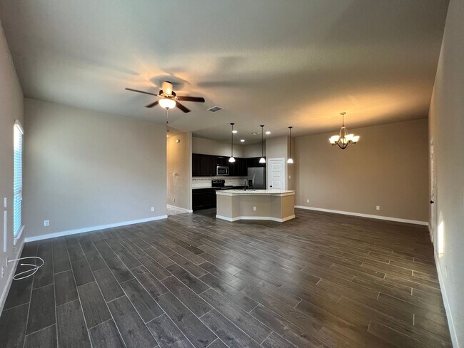 Foto del edificio - Luxury 3 Bed-2 Bath Duplex in NBTX!