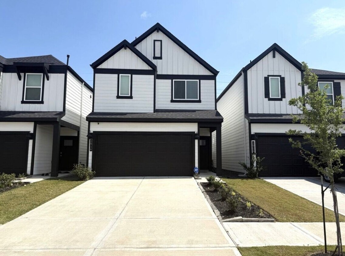 Foto principal - 2911 Crown Gate Dr