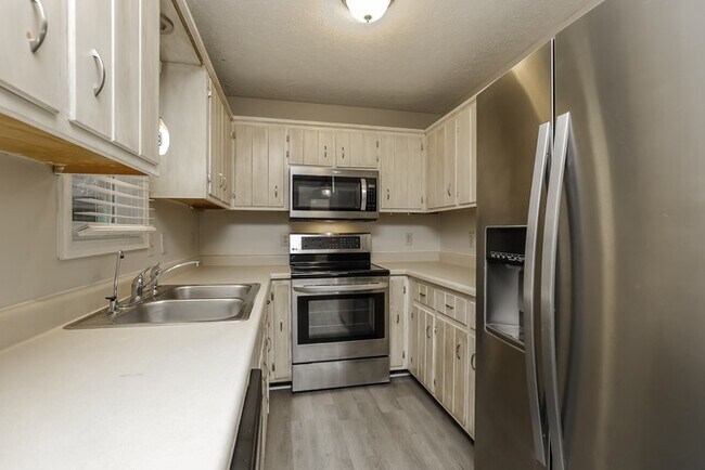 Building Photo - Beautiful 3 Bedroom Ranch with Fenced Back...