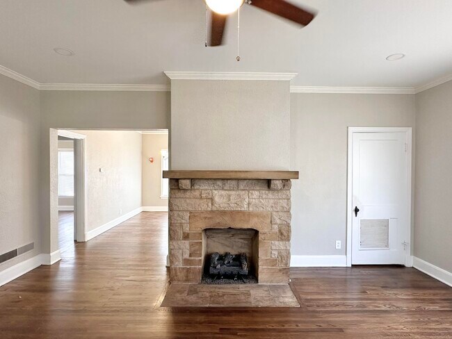 Building Photo - 123 S Humes St