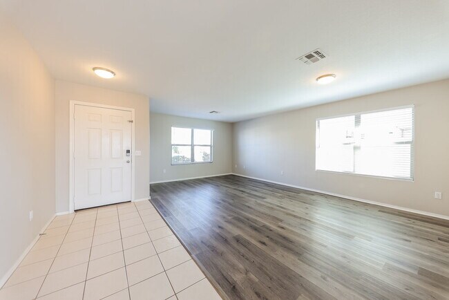 Foto del edificio - 8211 W Mission Ln
