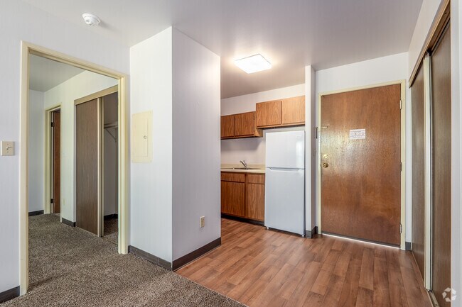 1 dormitorio, 1 baño - 750 pies cuadrados - Cocina - Lake Forest Apartments - 62+ Senior Housing