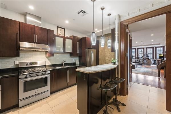 Foto del edificio - 411 West 39th Street