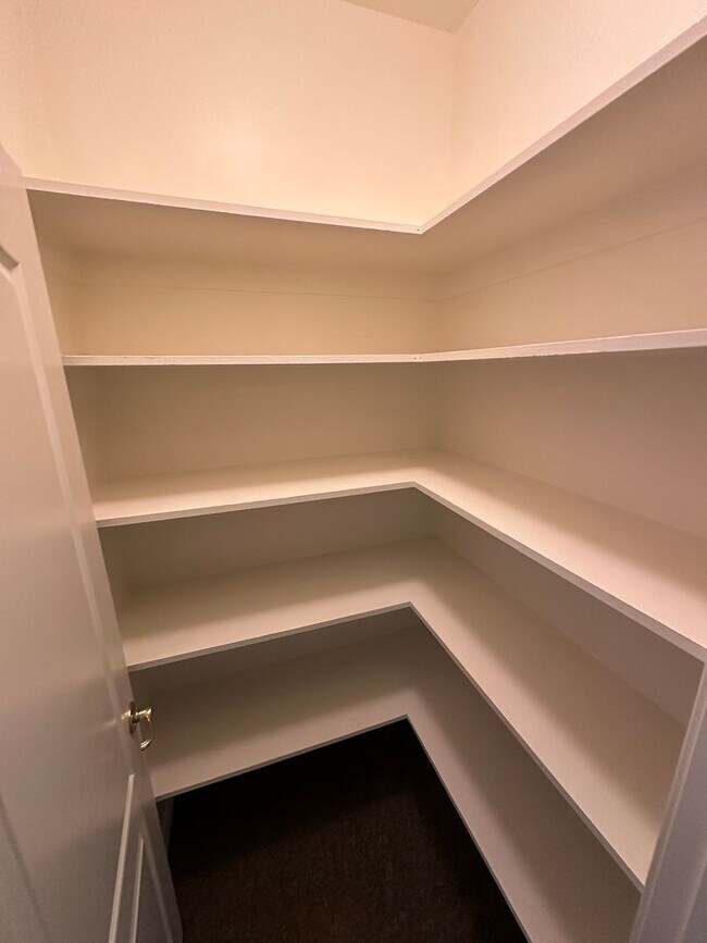 Foto del edificio - Spacious and inviting 4-bedroom, 2-bathroom home in a desirable Bakersfield neighborhood!