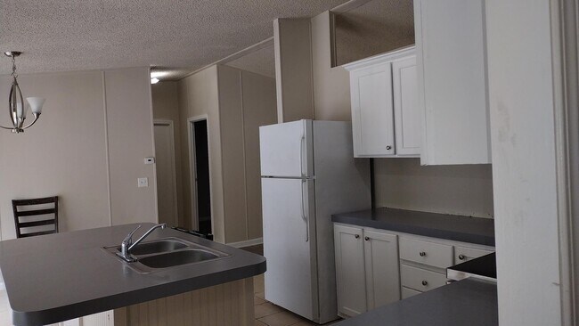 Foto del edificio - 814 Mercedes Benz Ct