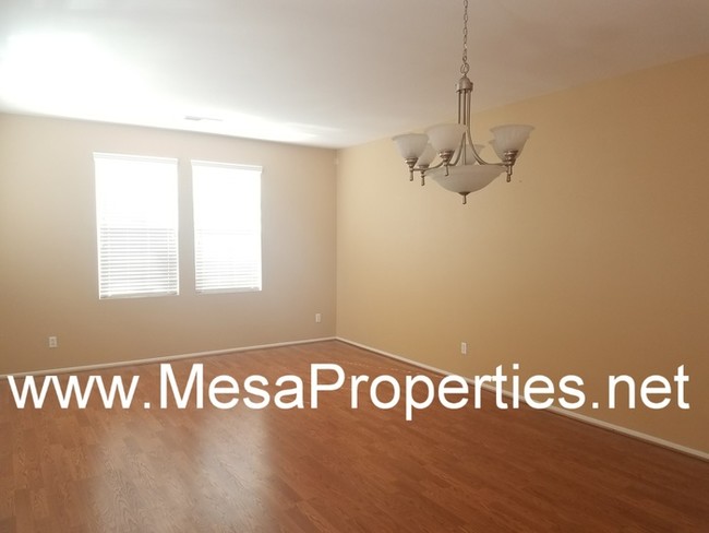 Building Photo - Large 5 Bedroom 2.5 Bathroom home in Hesperia