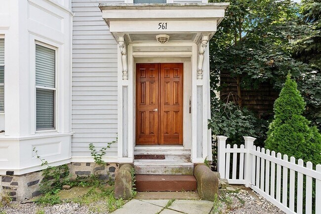 Building Photo - 561 E 6th St