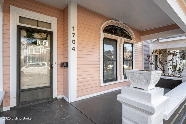 Foto del edificio - 1704 Rosewood Ave