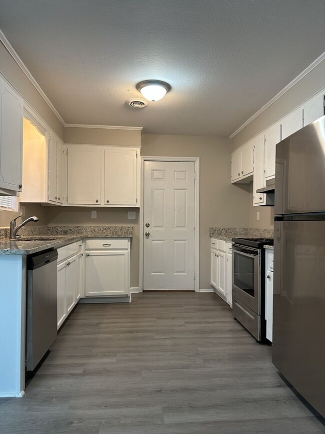 Building Photo - Newly Renovated 3 bedroom is waiting for you!