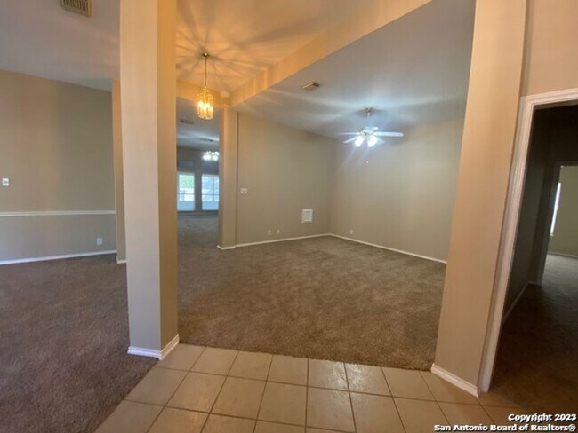Building Photo - 4 Bedroom/2 Bathroom Home in the Oak Run S...