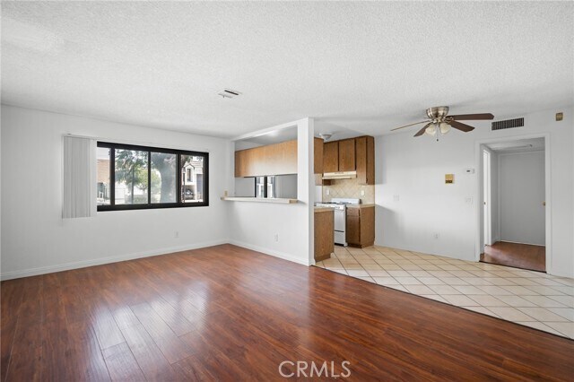 Foto del edificio - 16226 Vanowen St