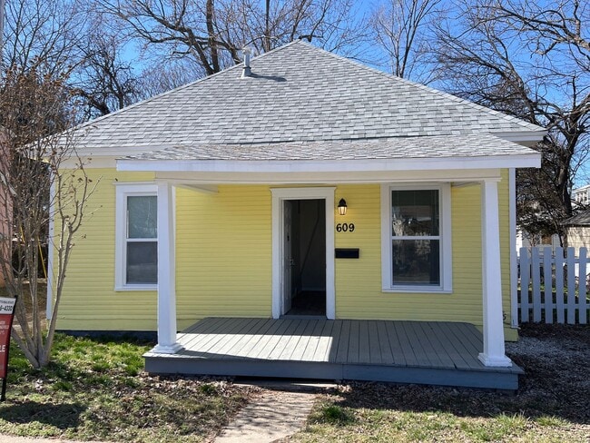 Foto del edificio - ADORABLE 3 BEDROOM HOUSE- FENCED BACK YARD
