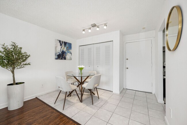 2/2 - Comedor - One Park Plaza Apartments