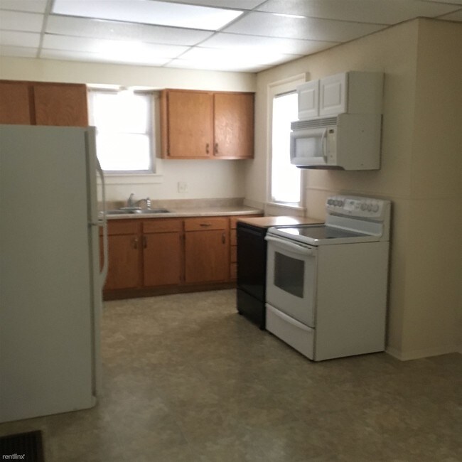 Building Photo - 3 br, 1 bath  - 206 Maple St