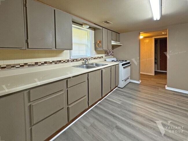 Building Photo - Two Bedroom, One Bathroom Home